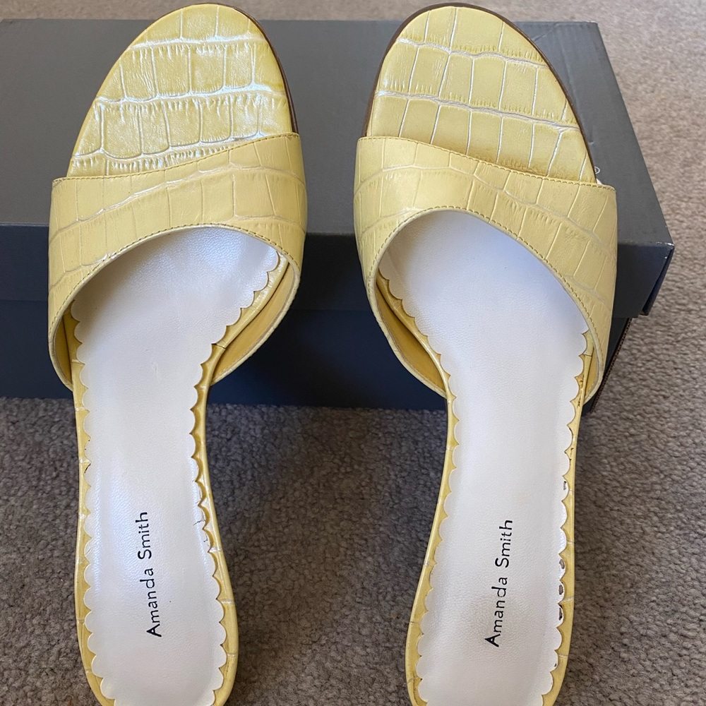 Beautiful yellow dress sandals sz8